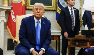 Trump, en yakınındaki ismin üstünü çizdi